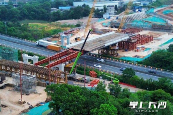 亿财配资 长沙劳动东路长株跨线桥右幅顶推完成，区域发展再添新动力
